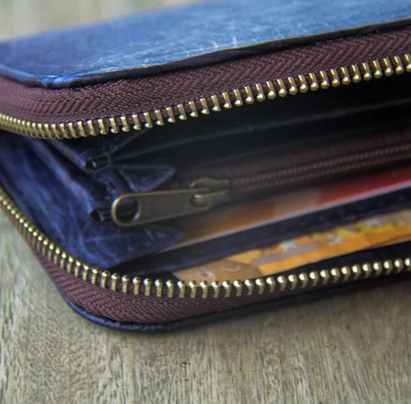 BY COPALA BY COPALA Portemonnaie aus recycelten Blättern / Nachhaltige vegane Brieftasche in Lila / Blau – Produktbild 5 von 6