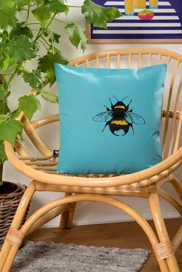 Hirschkind Hirschkind Bio-Kissenbezug 'Erdhummel' türkis mit schwarzem und gelbem Druck 40*40 cm – Produktbild 1 von 1