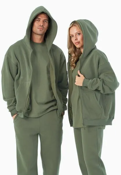 ORGANICATION ORGANICATION JENNA | Essentials Travel Unisex Full Zip-Hoodie aus Bio-Baumwolle und recyceltem Polyester, Olive, – Produktbild 1 von 4