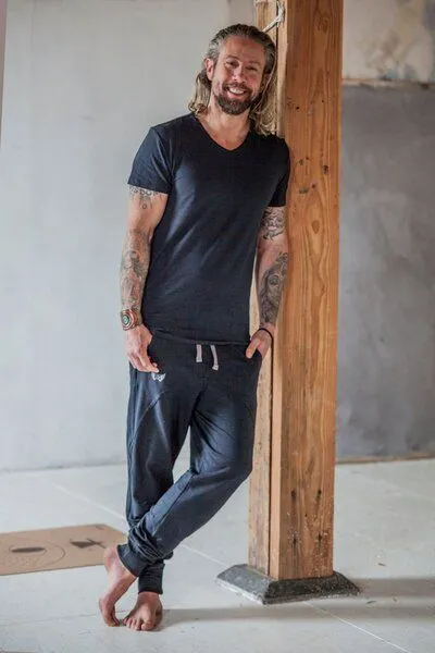 Renegade Guru Renegade Guru Herren Yoga Shirt Moksha, Urban black (schwarz), – Produktbild 4 von 4