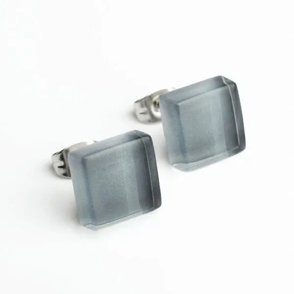 ALEXASCHA ALEXASCHA Minimalistische Ohrstecker, klein, aus Glas, Graphitgrau, – Produktbild 1 von 4