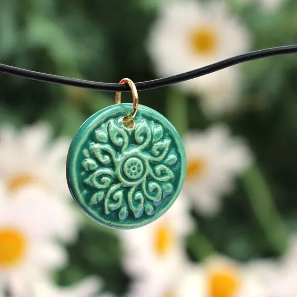 Schönes aus Indochina Schönes aus Indochina Schmuck aus Keramik, Anhänger Blume und Fächer am Kautschukcollier, Grün, – Produktbild 1 von 3