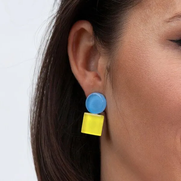 ALEXASCHA ALEXASCHA Geometrische Clip Ohrringe aus Glas | Bauhaus Design | 16 Farbkombinationen, Blau & gelb, – Produktbild 3 von 4