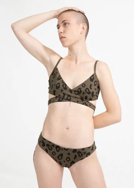 boochen boochen Bikini Slip Arpoador - wendbares Surf Bikini-Unterteil - Prints, Green leopard (khaki), – Produktbild 2 von 4