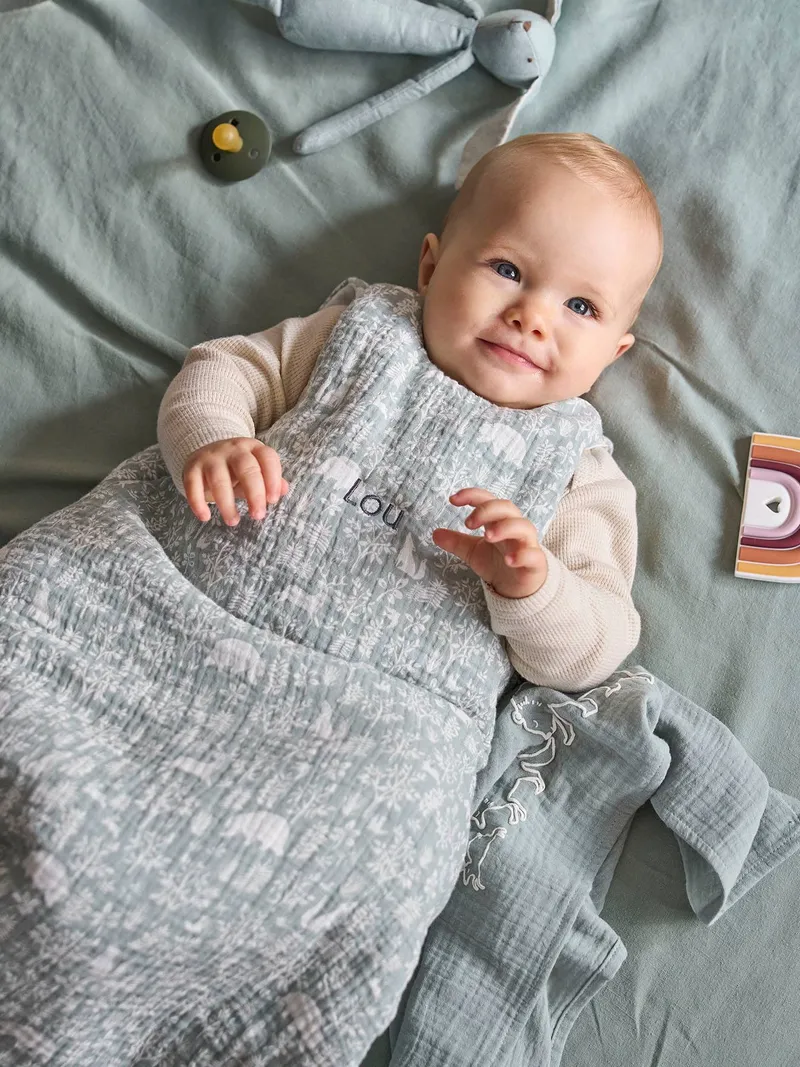 Vertbaudet Ärmelloser Baby Schlafsack WALDSPAZIERGANG TOG 2, Grün, – Produktbild 1 von 4