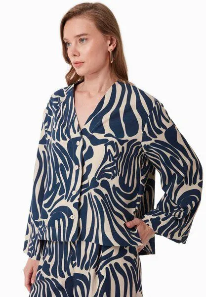 ORGANICATION ORGANICATION Bluse aus LENZING ECOVERO mit Muster, Abstract, – Produktbild 3 von 4