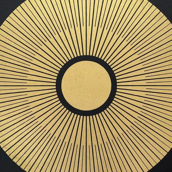 Veskor Cassiopeia Veskor Cassiopeia CENTRAL SUN Sonnen Linoldruck | 50 × 50 cm | Gold auf Schwarz – Produktbild 4 von 4