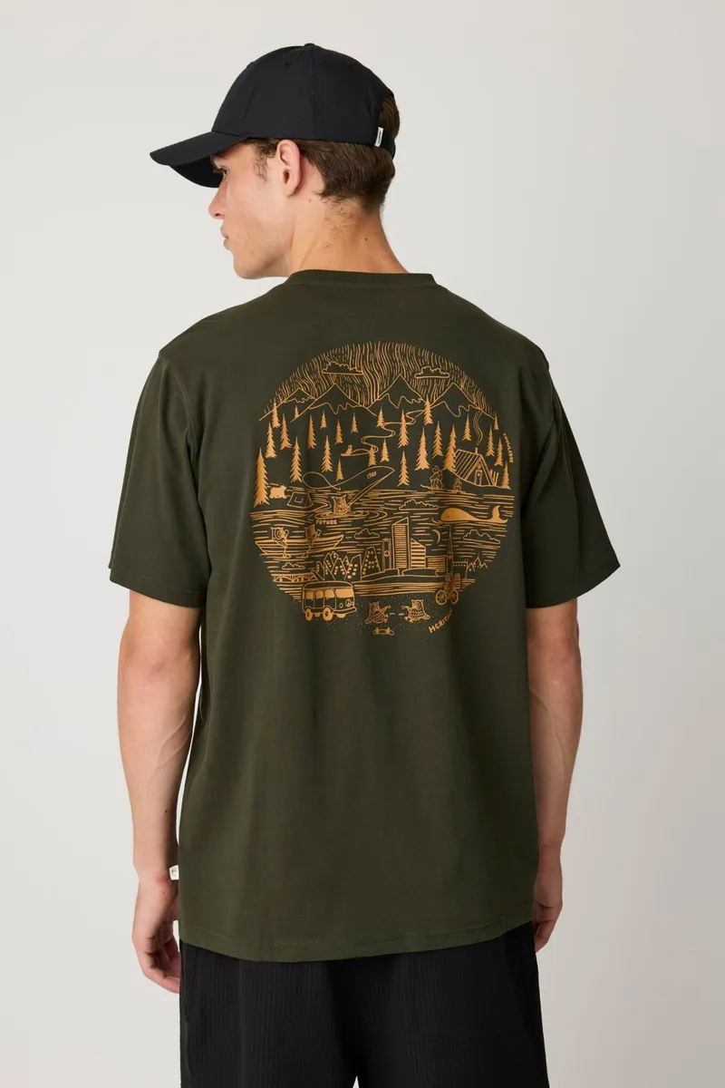 KnowledgeCotton Apparel KnowledgeCotton Apparel Herren vegan T-Shirt Mit Aufdruck Auf Der Rückseite Forest Night Grün, Grün, – Produktbild 2 von 2