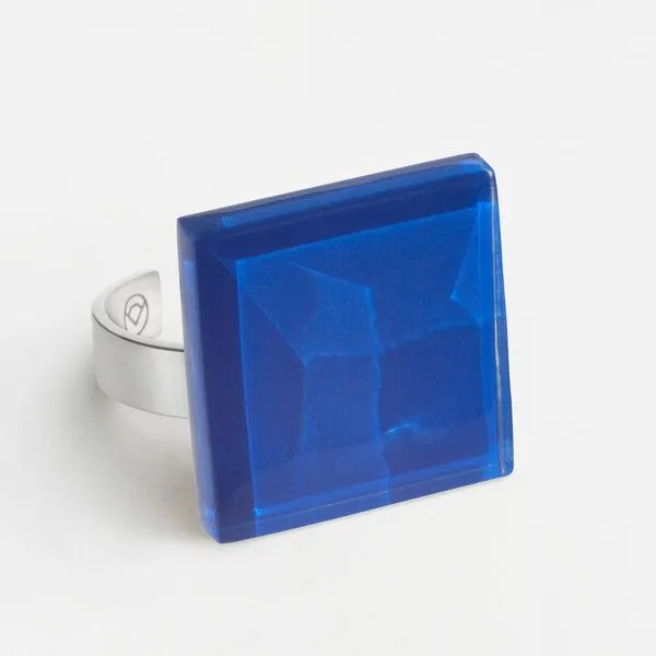 ALEXASCHA ALEXASCHA Geometrischer Statement Ring aus Glas PUREFORM, Saphirblau, – Produktbild 1 von 4