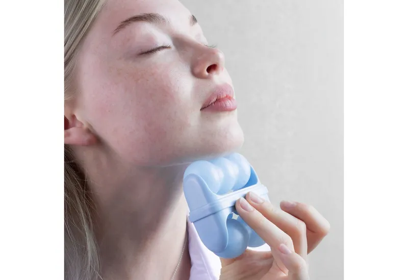 fleeky Gesichtsmassagegerät Ice Roller – kühlend & straffend für unterwegs, 1-tlg., Bei Augenringen, müder Haut & Stress – vegan & tierversuchsfrei – Produktbild 4 von 4