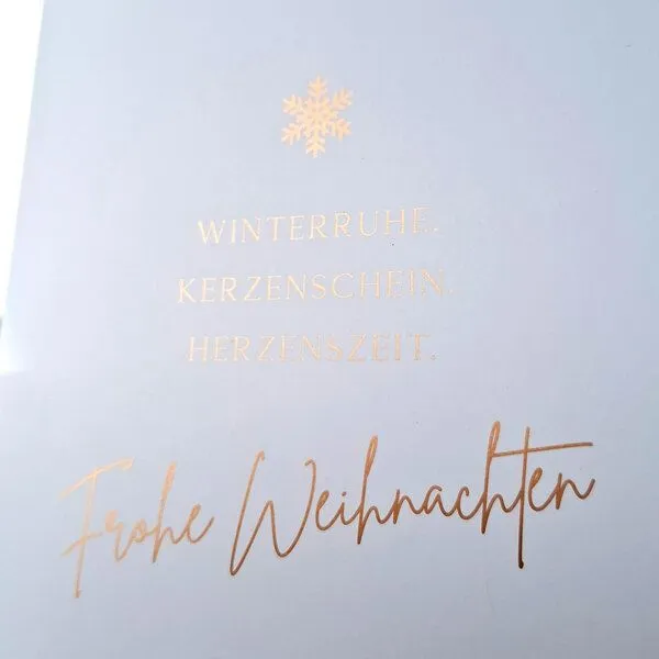 Bow & Hummingbird Bow & Hummingbird Hochwertige Weihnachtskarte mit Spruch „Winterruhe. Kerzenschein. Herzenszeit.“ Grußkarte Weihnachten in Kupfer – Produktbild 2 von 3