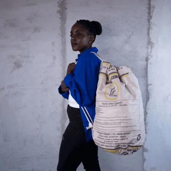 Nyuzi Blackwhite Nyuzi Blackwhite Upcycling Wäschesack | Seesack aus recyceltem Zementsack, Gelb mit haus, – Produktbild 4 von 4