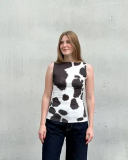 JAN N JUNE JAN N JUNE Bootsausschnitt Top FELIS mit Kuh-Print GOTS – Produktbild 1 von 1