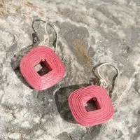Sundara Sundara Ohrringe "Diamant", handgeschöpftes Recycling Baumwollpapier, Pink, – Produktbild 1 von 1
