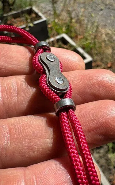 ARTHURKOPF ARTHURKOPF Armband aus Fahrradkettenglied und Paracord, Pink, – Produktbild 1 von 5