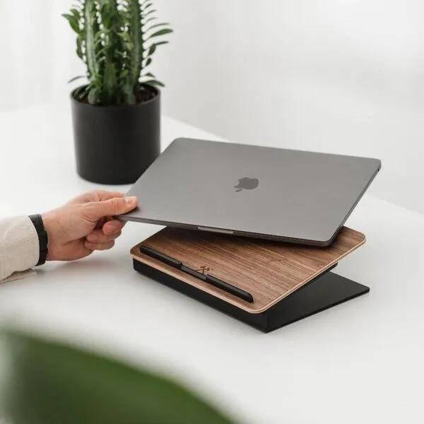 Woodcessories Woodcessories Premium Laptop Ständer aus Holz für 10-16 Zoll, Walnuss, – Produktbild 3 von 4
