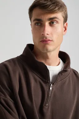 Trendsplant Trendsplant Herren vegan Sweatshirt Axis Super Heavy Mit Viertelreißverschluss, Farbe „coffee Bean“ – Produktbild 1 von 1