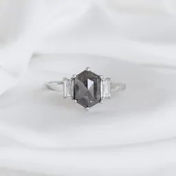 Eppi Eppi Ring mit Salt and Pepper Diamant und Saphiren Nadiia – Produktbild 1 von 1
