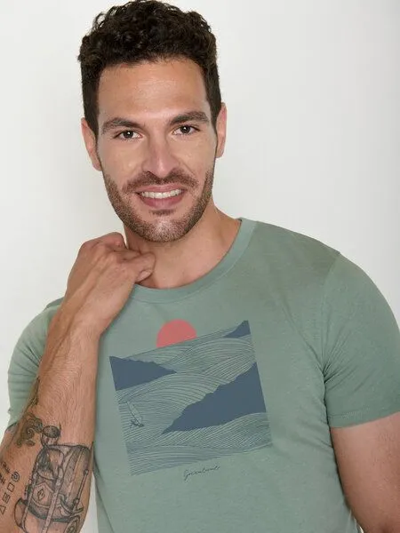 GreenBomb GREENBOMB Surf Cliff Guide - Sportliches T-Shirt aus Bio-Baumwolle / hochwertiger Print / GOTS / Fair & Vegan, Grün (weicher salbei), – Produktbild 2 von 4