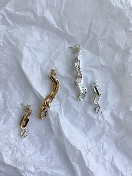 noemvri fashion label noemvri fashion label asymmetrische Logoohrstecker, Silber, – Produktbild 3 von 4