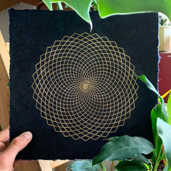 Veskor Cassiopeia Veskor Cassiopeia LOTUS DES LEBENS Heilige Geometrie Linoldruck | 27,5 x 27,5 cm | Gold auf Naturweiß – Produktbild 5 von 8