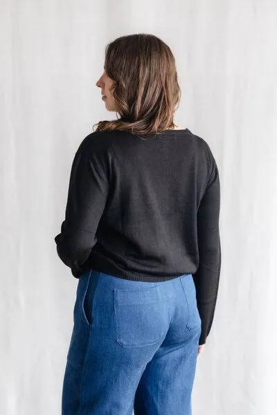 Jyoti - Fair Works Jyoti - Fair Works Baby-Alpaka Strickcardigan Navan, Schwarz, – Produktbild 4 von 4