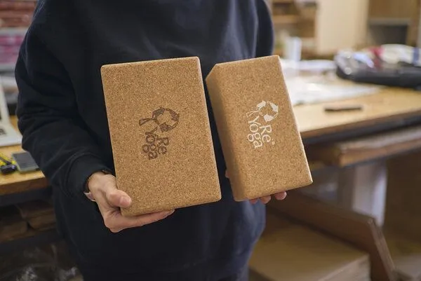 ReYoga ReYoga ReBlock BIG - extragroßer Yoga Block aus recyceltem Kork – Produktbild 2 von 3