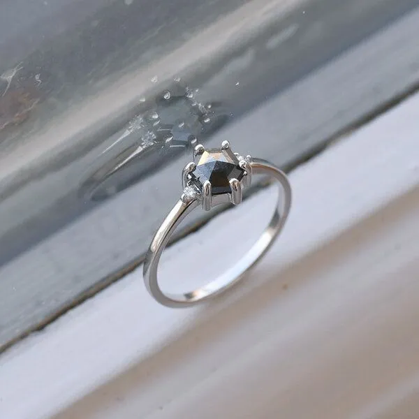 Eppi Eppi Goldring mit Salt and Pepper Diamant und Diamanten Felice, Gelb, – Produktbild 3 von 4
