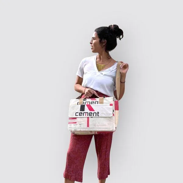 REFISHED fair fashion REFISHED fair fashion Tasche 'MESSENGER BAG' - upcycelte Zementsäcke, #cement beige-rot-schwarz, – Produktbild 1 von 3
