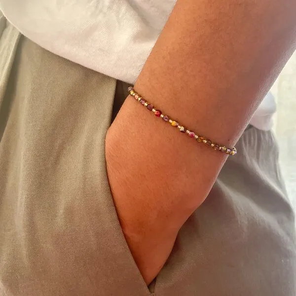 juni juni Kristall Perlenarmband "Golden Hour" mit verstellbarer Verschluss-Schiebeperle aus recyceltem Gold – Produktbild 4 von 4