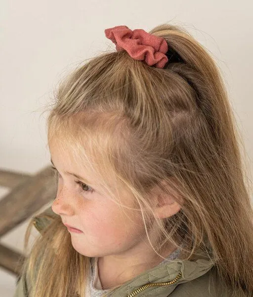 obumi obumi Haargummi - Scrunchie aus Leinen, Strawberry rose, – Produktbild 4 von 4