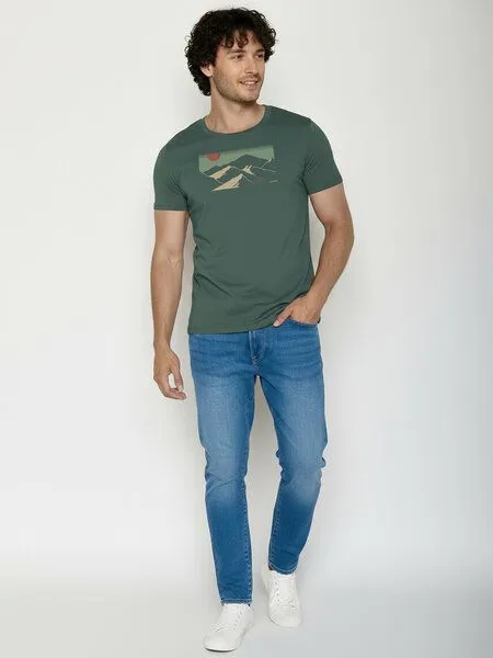 GreenBomb GREENBOMB Mountain Tour Guide - Sportliches T-Shirt aus Bio-Baumwolle / hochwertiger Print / GOTS / Fair & Vegan, Grün (night grove), – Produktbild 4 von 5