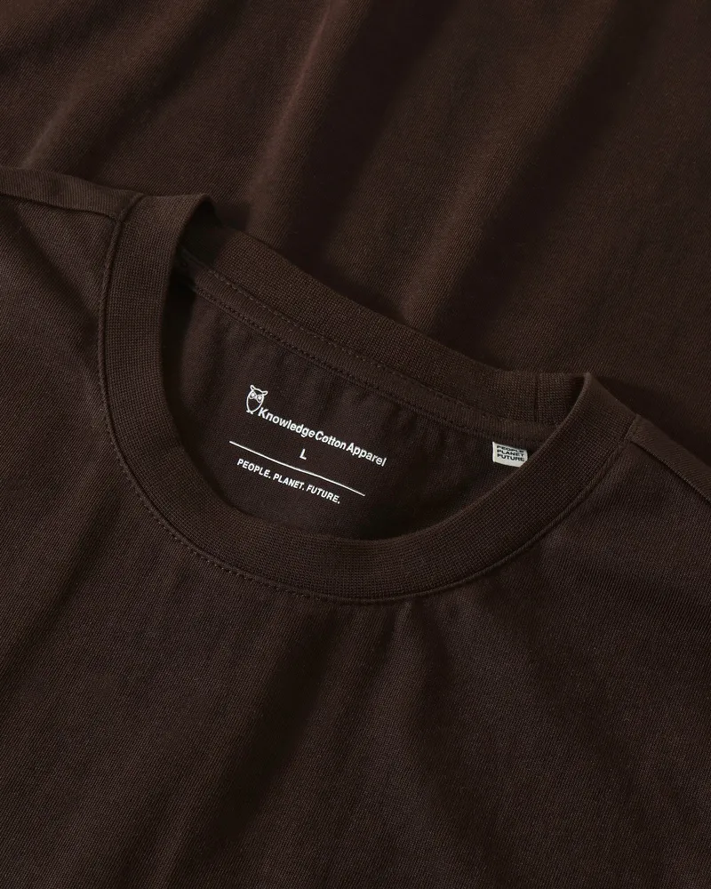KnowledgeCotton Apparel KnowledgeCotton Apparel Herren vegan T-Shirt Brustbestickung Chocolate Torte Braun, Braun, – Produktbild 2 von 2