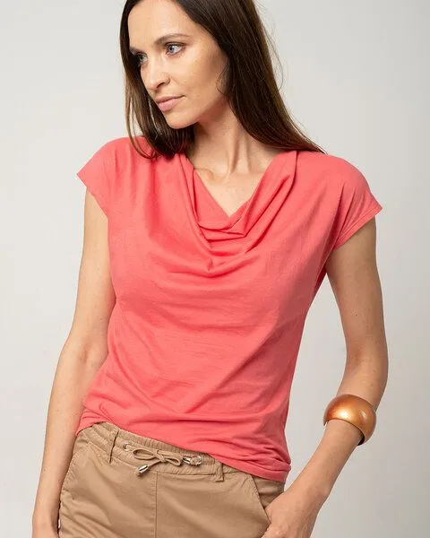 Alma & Lovis Alma & Lovis Shirt mit Wasserfall-Ausschnitt, aus Bio-Baumwolle | Short Cascade, Hellrot, – Produktbild 1 von 4