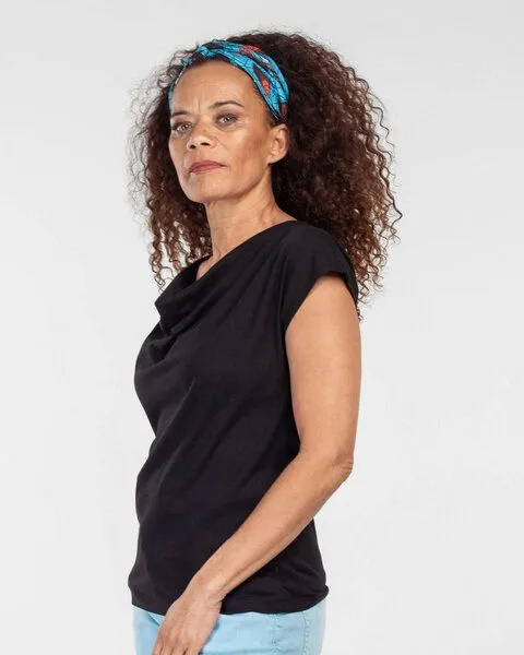 Alma & Lovis Alma & Lovis Shirt mit Wasserfall-Ausschnitt, aus Bio-Baumwolle | Short Cascade, Schwarz, – Produktbild 3 von 4
