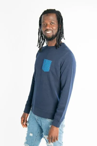 Maishameanslife Maishameanslife Shwe Shwe Pocket Unisex Sweater, Blau, – Produktbild 1 von 4
