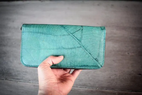 BY COPALA BY COPALA Portemonnaie aus recycelten Blättern / Nachhaltige vegane Brieftasche in türkis – Produktbild 4 von 7
