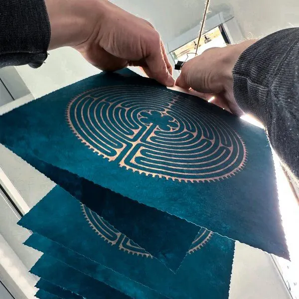 Veskor Cassiopeia Veskor Cassiopeia LABYRINTH VON CHARTRES der Kathedrale Notre-Dame Linoldruck | 22 × 22 cm | Petrol-Blau, Kupfer, – Produktbild 3 von 3