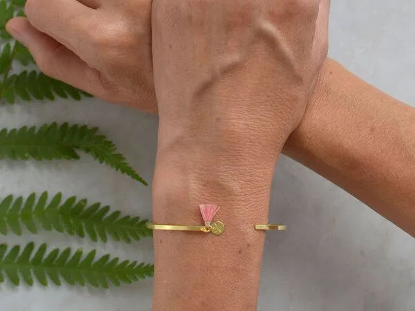renna deluxe renna deluxe Armreif in Gold mit zwei Anhängern, Rosa, – Produktbild 3 von 4