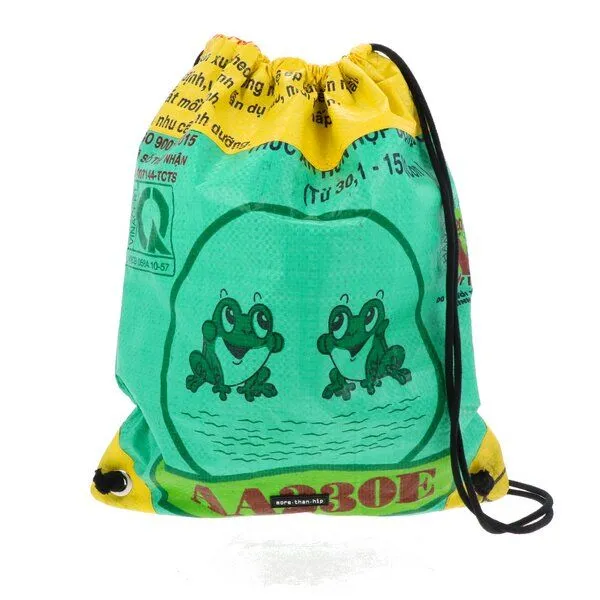 MoreThanHip MoreThanHip Rucksack mit Kordelzug aus recycelten Fischfüttersäcken - Chenda, Grün - frösche, – Produktbild 1 von 4