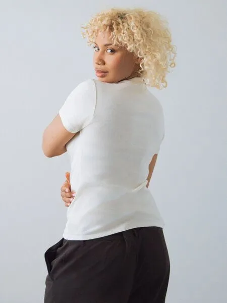 Honest Basics Honest Basics Damen Geripptes Slim Fit T-Shirt aus Bio- und recycelter Baumwolle, Tofu, – Produktbild 4 von 4