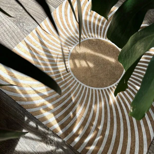 Veskor Cassiopeia Veskor Cassiopeia PSYCHEDELIC SUN Op-Art Linoldruck | 40 x 40 cm | Gold auf Naturweiß – Produktbild 2 von 4