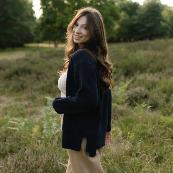 NORDLICHT NORDLICHT Cardigan Milla mit V-Ausschnitt aus 100% recycelter Wolle, Marineblau (blau), – Produktbild 4 von 4
