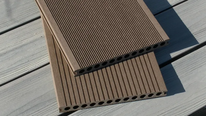 woodstore24 BPC Hohlkammerdiele WoodoMallorca, 25 x 250 mm, dunkelbraun, 4 m lang – Produktbild 1 von 1