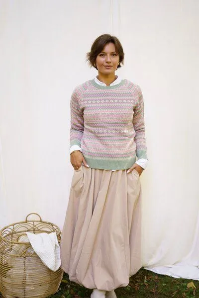 Haus of Namaste Haus of Namaste Handgemachter Fair Isle Lammwollpullover | 100% Lammwolle in Altrosa & Salbeigrün | Faire und nachhaltige Mode – Produktbild 1 von 4