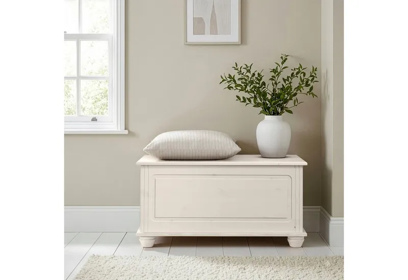 OTTO home Sitztruhe Finca, aus massivem Kiefernholz, 85 x 43 x 45 cm, mit praktischem Stauraum, Weiß, – Produktbild 3 von 5