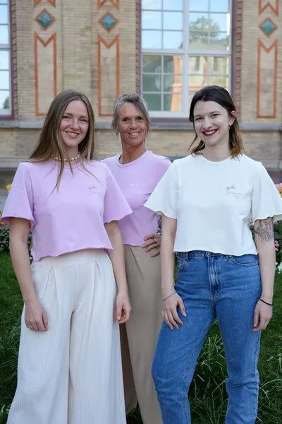 Vivien Joy Vivien Joy Florales Crop-Shirt mit Rückenausschnitt - Blossom Out T-Shirt, Flieder-weiß, – Produktbild 4 von 4