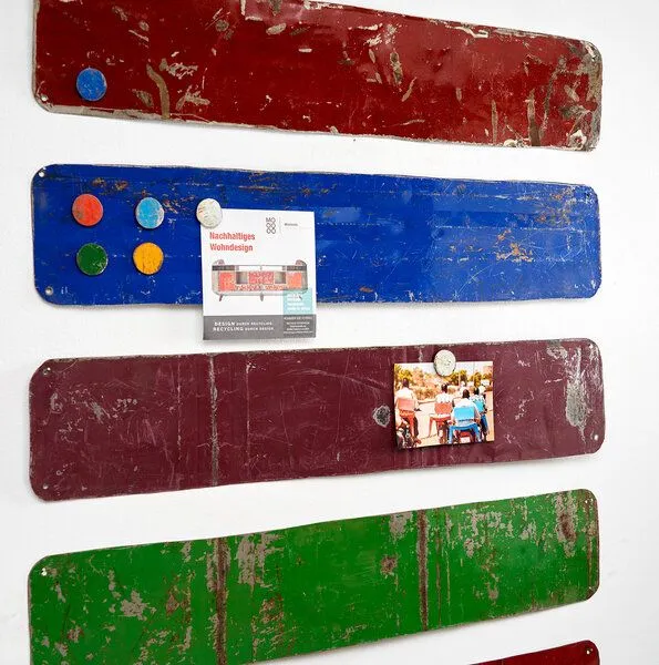 Moogoo Creative Africa Moogoo Creative Africa Magnetboard Magnettafel mit 5 bunten Magneten, Hellgrün mit schrift/logo, – Produktbild 3 von 4