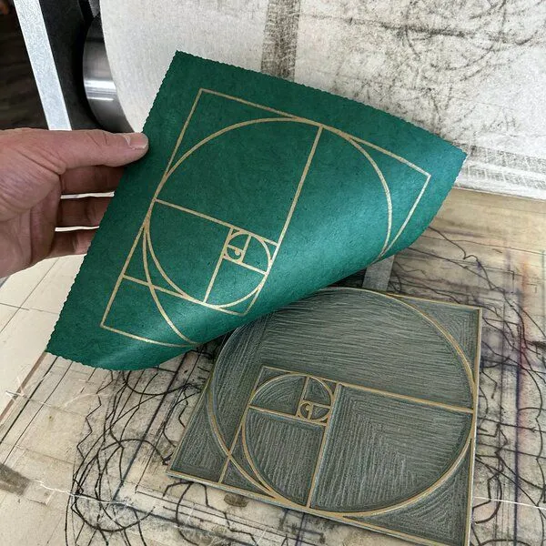 Veskor Cassiopeia Veskor Cassiopeia FIBONACCI SEQUENZ Heilige Geometrie Linoldruck | 22 × 22 cm | Smaragdgrün, Gold, – Produktbild 3 von 4