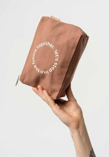 MELA Große Kosmetiktasche | von MELA | Fairtrade & GOTS zertifiziert, Nougat print, – Produktbild 1 von 2